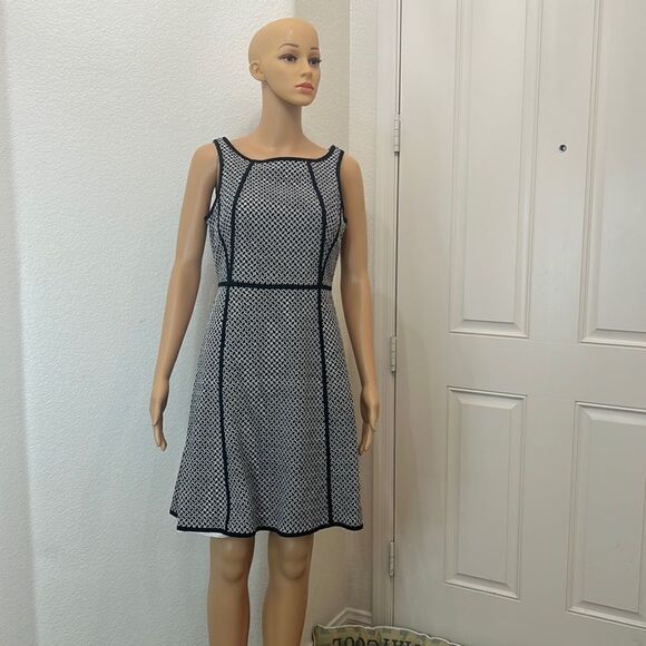 Talbots Dress Size 8 Petite Scoop Neck Sleeveless Black White Slimming Line Midi - Picture 1 of 9